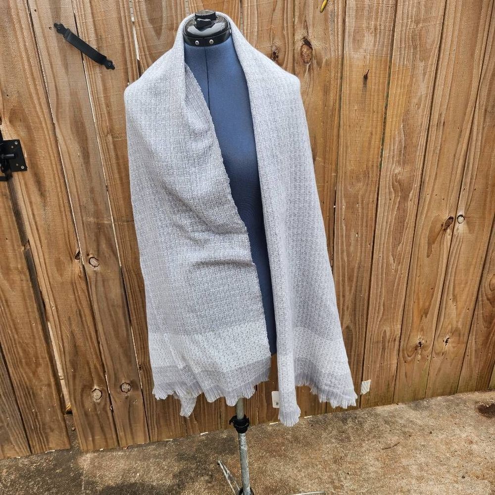 Grey White Wrap Scarf NWT C&D Women's OSFM Raw Hem 100% Acrylic